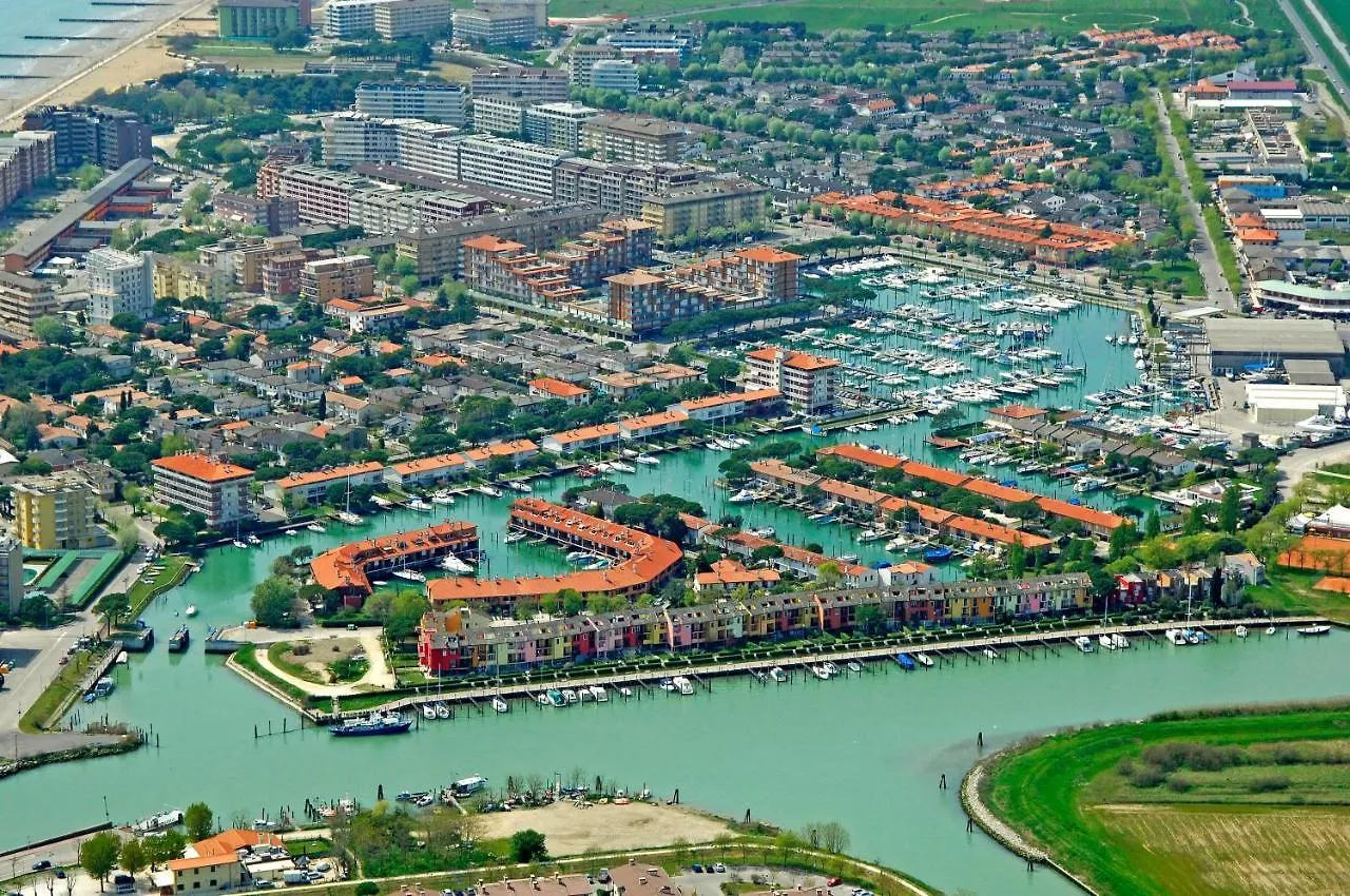 Enjoy Your Holiday In Our Pool - Beahost Porto Santa Margherita di Caorle 0*,