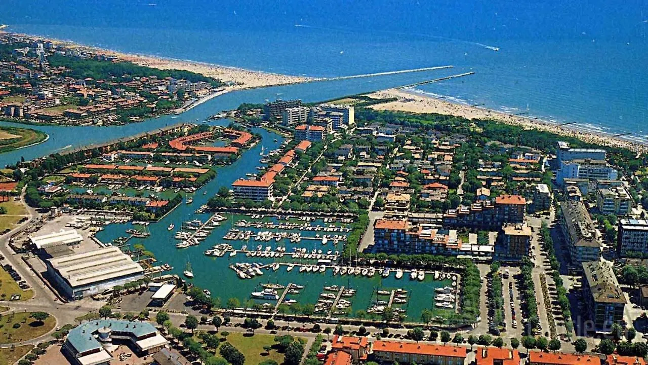 Enjoy Your Holiday In Our Pool - Beahost Porto Santa Margherita di Caorle Italy